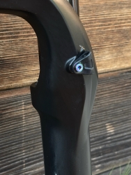 Better Bolts Titan Rock Shox Pike/Lyrik 2023+/Zeb Federgabel Befestigung Bremsleitung Schraube M3x8 rainbow oil slick