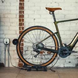 Feedback Sports RAKK 2.0 E Hinterradständer mit Ladegeräthalter für E-Bikes