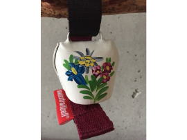 swisstrailbell weiss handbemalt mit Alpenblumen, Band bordeaux