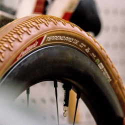 Preview: Vittoria Terreno T10 Hardpack Gravel Race Pro TLR E-25 natural brown 700x35 Reifen